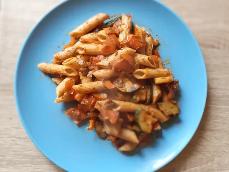 makaron penne z warzywami w sosie pomidorowym