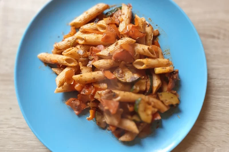 Makaron penne z warzywami w sosie pomidorowym