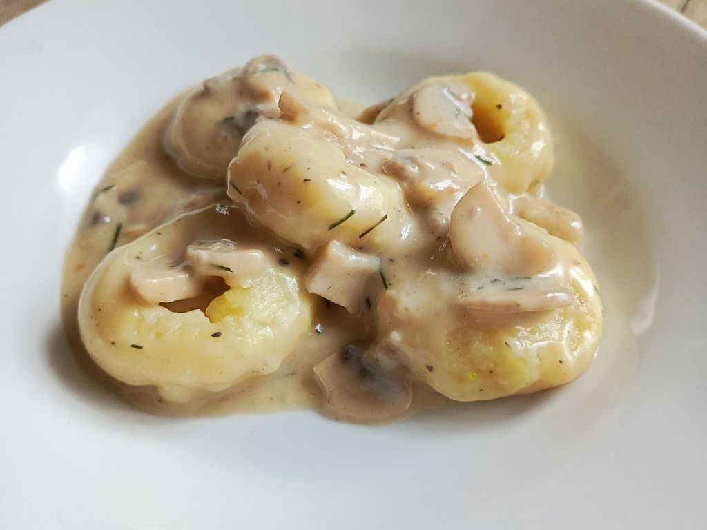 kluski śląskie w sosie pieczarkowym