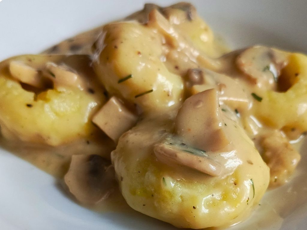 kluski śląskie w sosie pieczarkowym