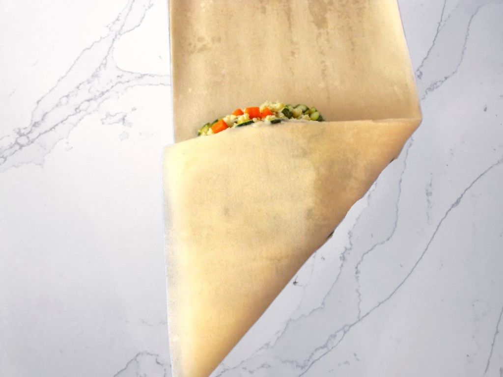 zwijanie pierożków proces zwijania pierożków z ciasta filo