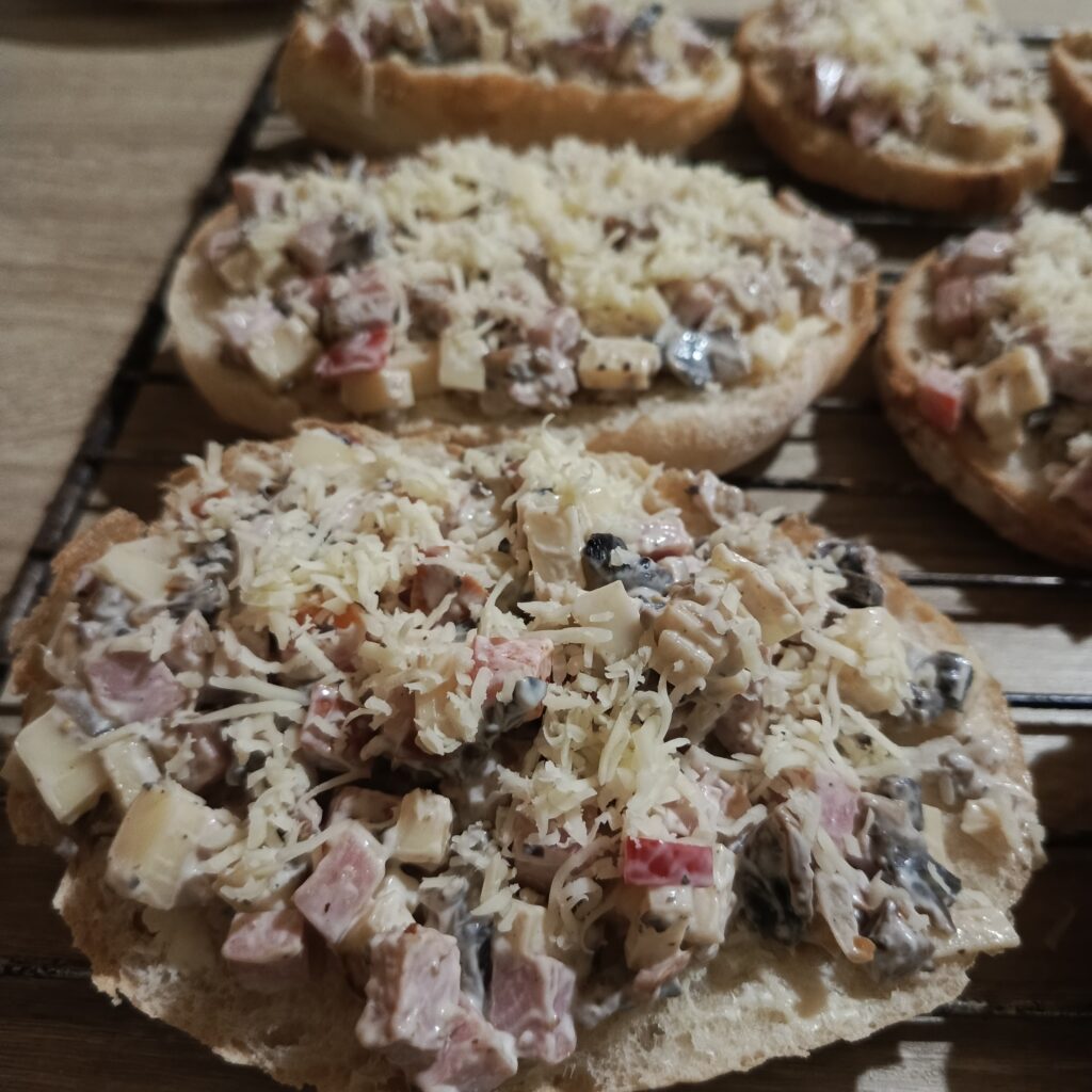 IMG 20250311 170901 180 Szybkie Zapiekanki z chleba lub bułek