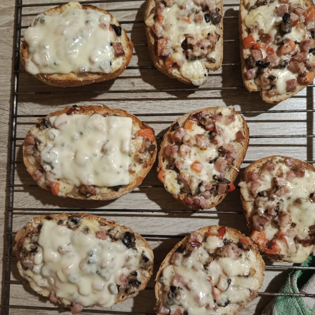 IMG 20250311 174949 587 Zapiekanki z chleba lub bułek