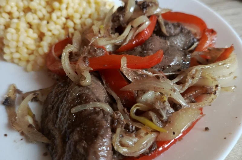 wątróbka drobiowa z cebulką i papryką