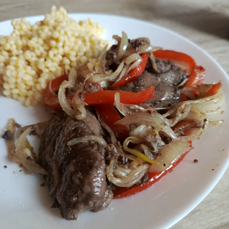 watrobka drobiowa z cebulka i papryka 1 wątróbka drobiowa z cebulką i papryką