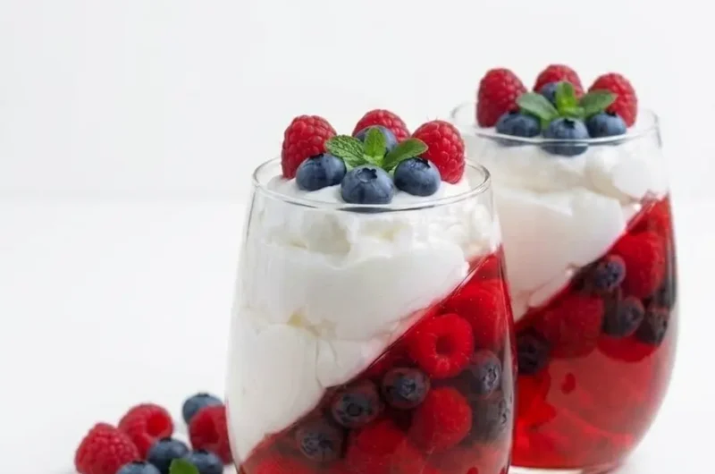 Mini desery z galaretki i śmietanki z owocami – prosty deser z 3 składników