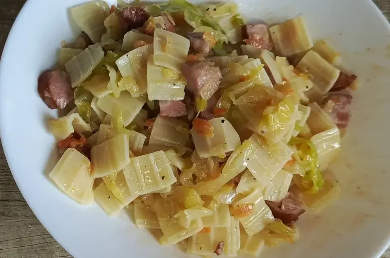 Lazanki z mlodej kapusty z kielbasa Łazanki z młodej kapusty z boczkiem i kiełbasą