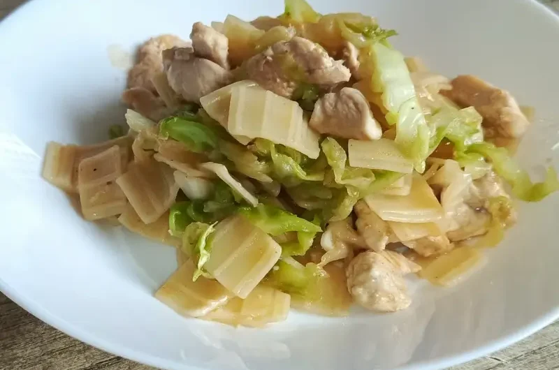 Mloda kapusta z kurczakiem i makaronem w sosie sriracha 2 młoda kapusta z kurczakiem i makaronem w sosie