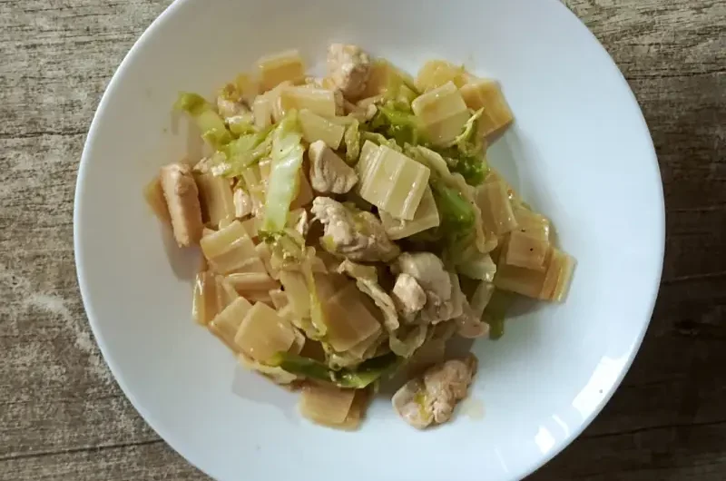 Pikantna młoda kapusta z kurczakiem i makaronem w sosie maślanym ze Srirachą. Gotowe w 20 minut