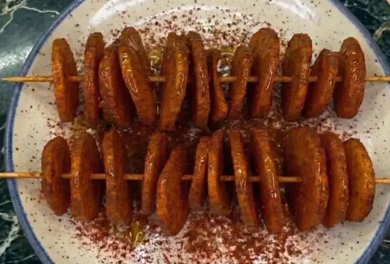 ziemniaki spirale z grilla plasterki Ziemniaki na patyku z grilla