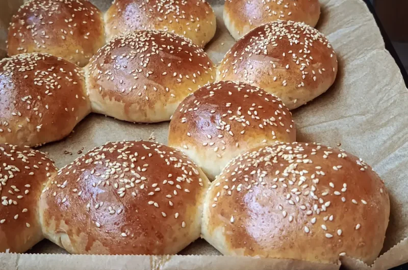 Bułki do burgerów - domowe, puszyste i miękkie dzięki prostym trikom.
