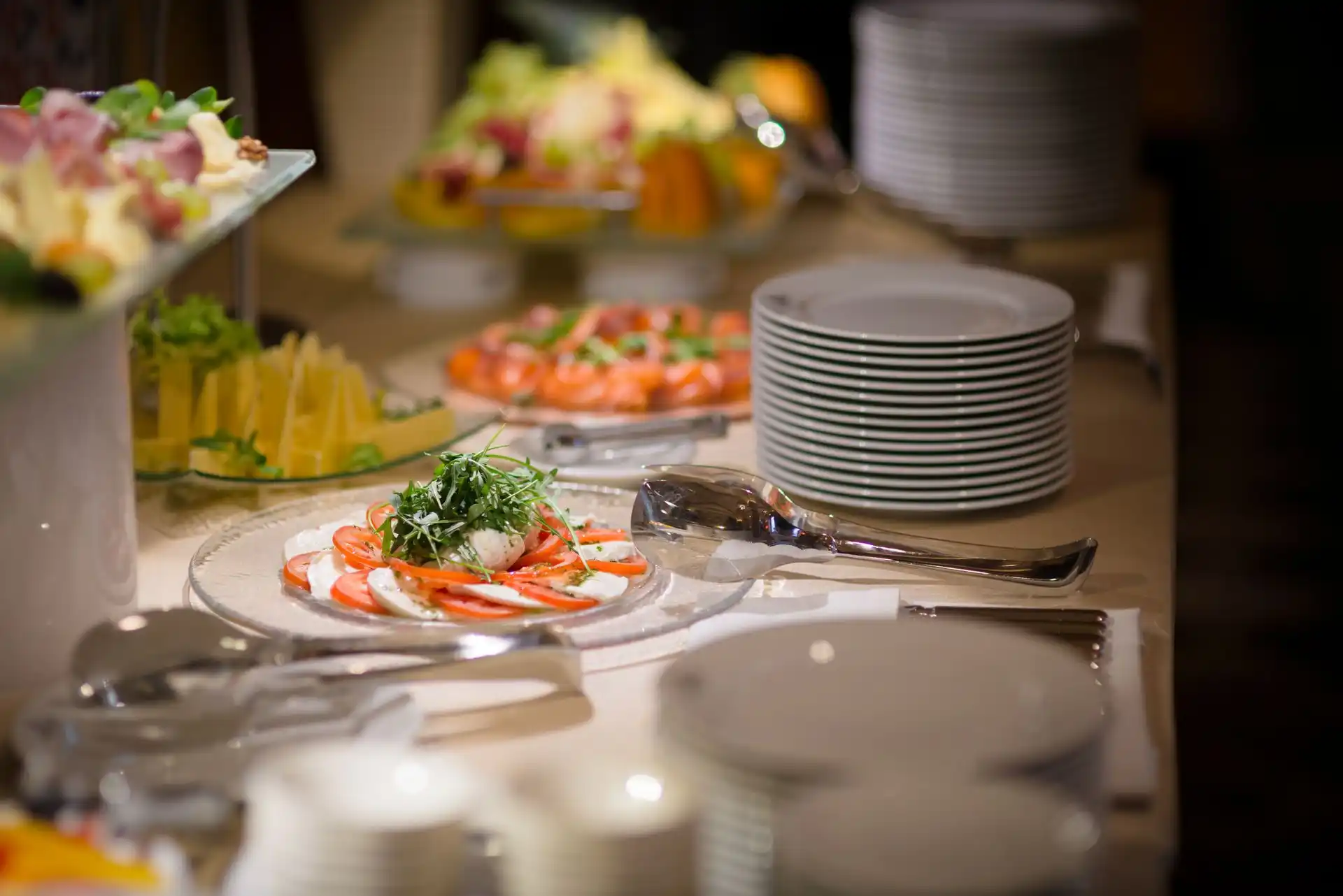 Organizacja bufetu śniadaniowego w hotelu